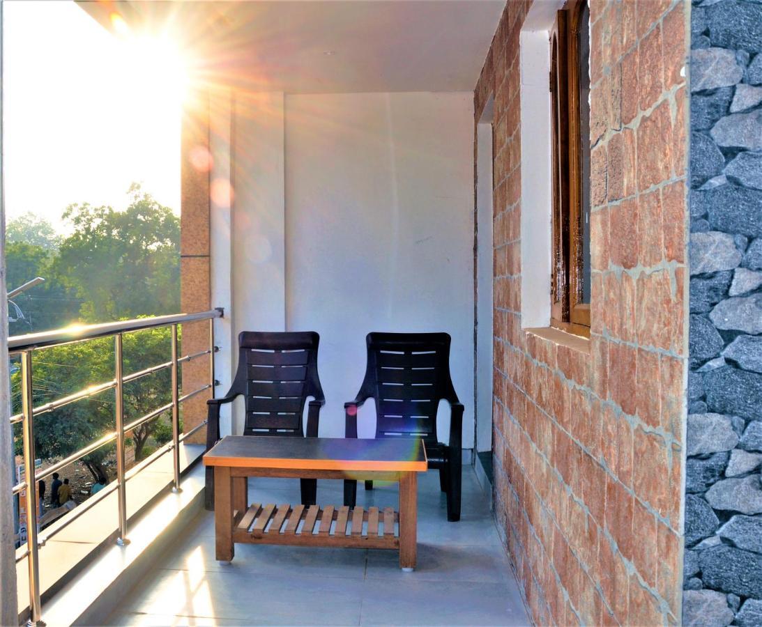 Srirathna Temple View Inn ثانجافور المظهر الخارجي الصورة