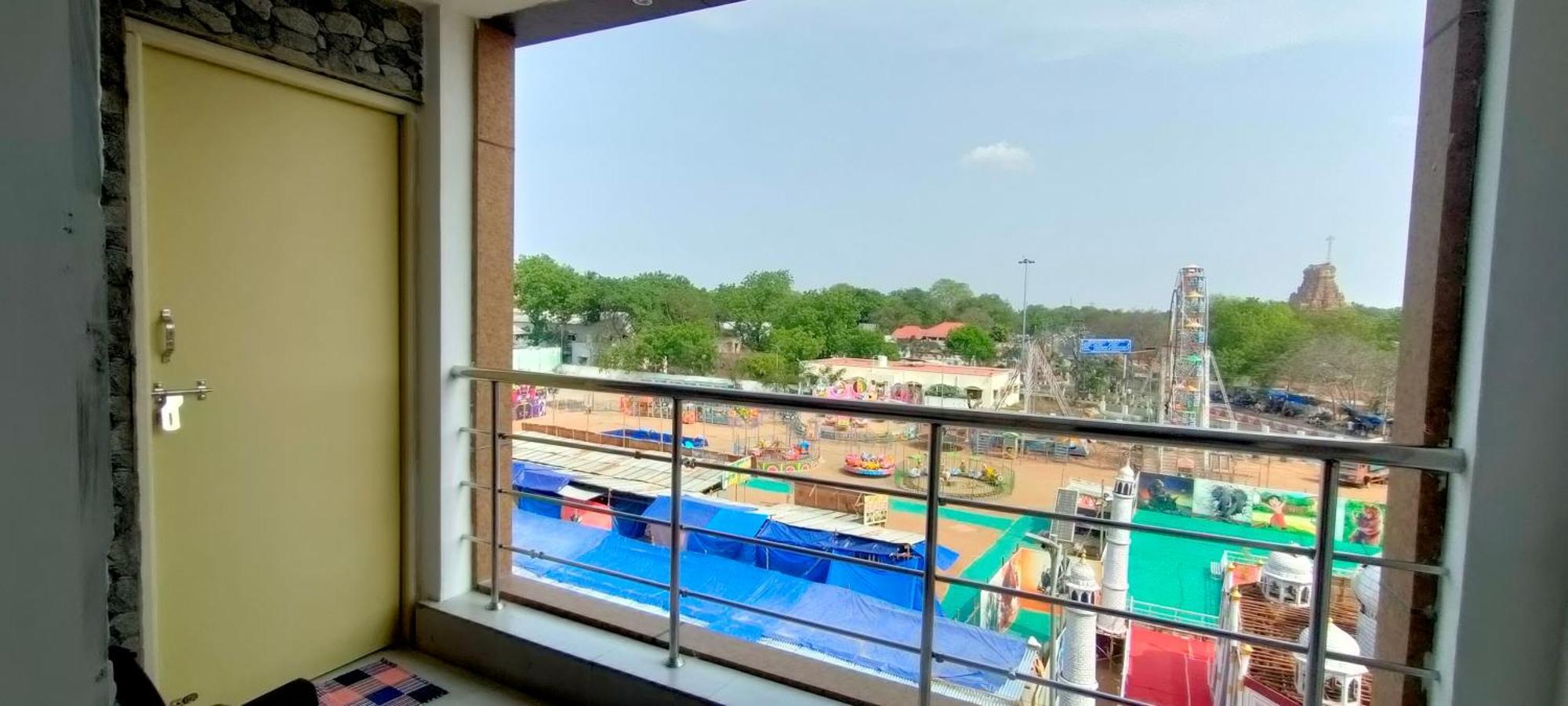 Srirathna Temple View Inn ثانجافور المظهر الخارجي الصورة